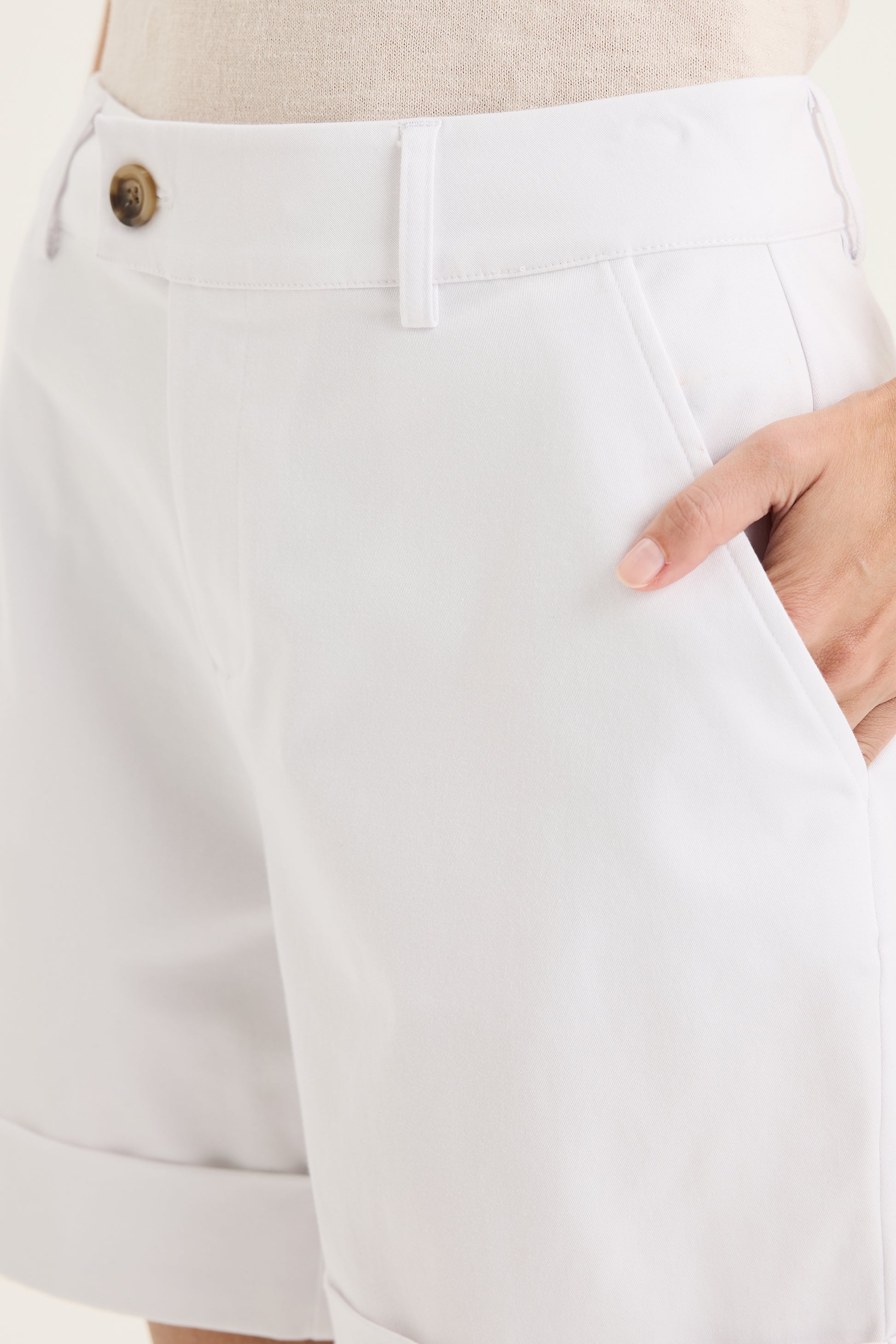 Nova Short White